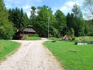 Blick auf Blockhütte